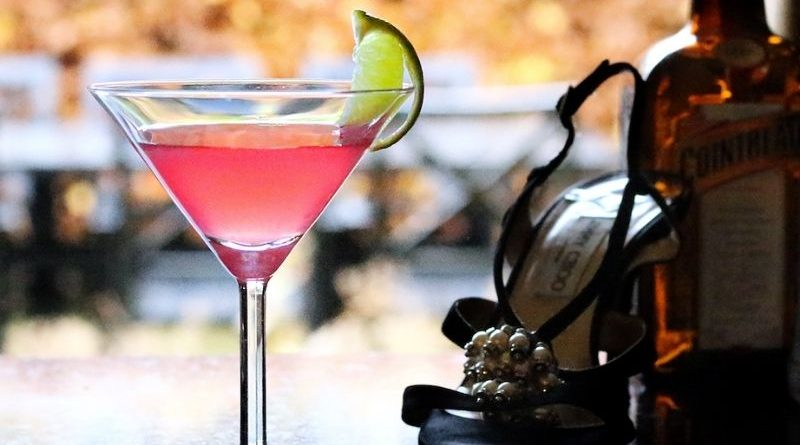 Công thức pha Cocktail Cosmopolitan cổ điển dành cho các quý cô hiện đại 1