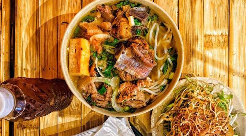 Tổng hợp 5 quán bún bò Huế ngon nức tiếng, bán lâu năm ở quận Bình Thạnh 1