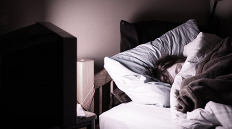 Bật tivi để dễ ngủ hơn nhưng bạn có biết điều này ảnh hưởng thế nào đến sức khỏe không? 1