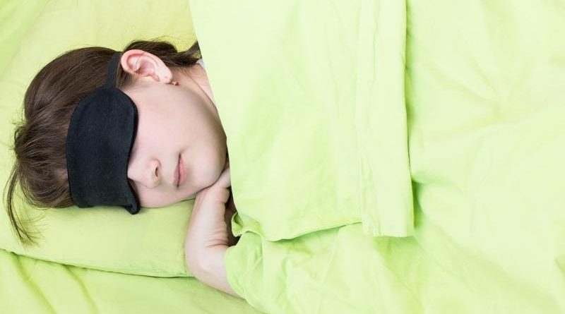 Có nên đeo bịt mắt khi ngủ không? Khi nào nên dùng miếng bịt mắt 1