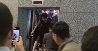 Nhiều người mắc kẹt trong thang máy tòa nhà cao nhất Hà Nội kêu cứu 2