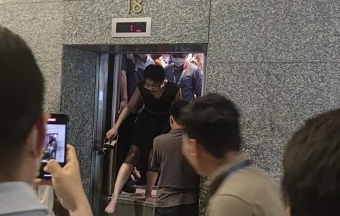 Nhiều người mắc kẹt trong thang máy tòa nhà cao nhất Hà Nội kêu cứu 1