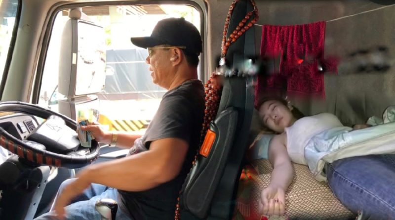 Buồng lái phía sau tài xế xe tải lớn luôn có 1 người phụ nữ, họ làm gì trên xe? 1