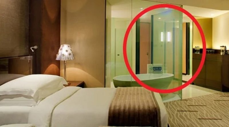 Phòng tắm khách sạn nào cũng lắp kính trong suốt, khách vào đỏ mặt nhưng dùng rất lợi 1