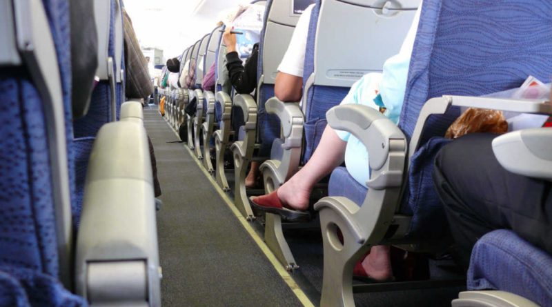 Tiếp viên hàng không tiết lộ 1 bí mật, nghe xong bạn sẽ không bao giờ cởi giày khi đi máy bay 1