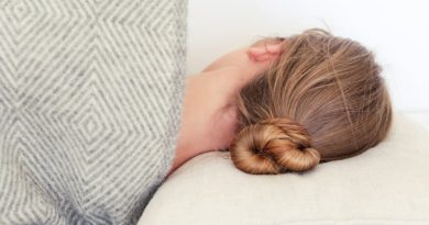 Những thói quen khi đi ngủ khiến tóc gãy rụng và xơ rối, bỏ cực dễ 4