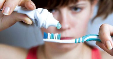 Có nên làm ướt bàn chải trước khi cho kem đánh răng không? Nhiều người làm sai nên răng không trắng 20