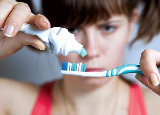 Có nên làm ướt bàn chải trước khi cho kem đánh răng không? Nhiều người làm sai nên răng không trắng 1