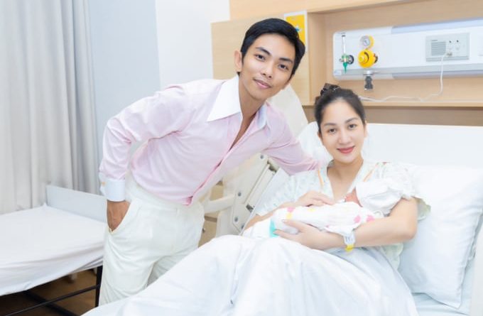Showgbiz 12/9: Khánh Thi sinh con thứ 3, Trịnh Thăng Bình bị liệt cơ mặt 1