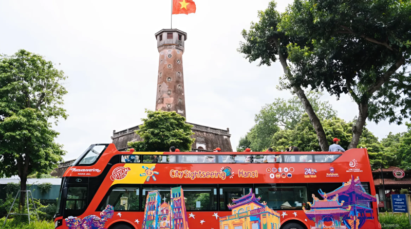 Ngắm trọn vẻ đẹp mùa Thu Hà Nội với tour xe buýt hop-on hop-off 39